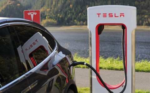 特斯拉Tesla积极研发感应充电技术，为解决电动汽车充电问题努力