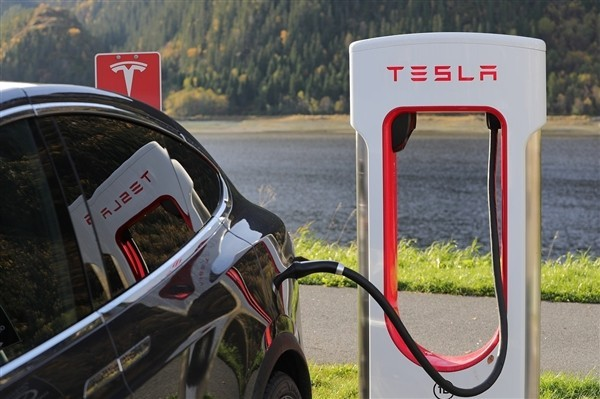 特斯拉Tesla积极研发感应充电技术，为解决电动汽车充电问题努力