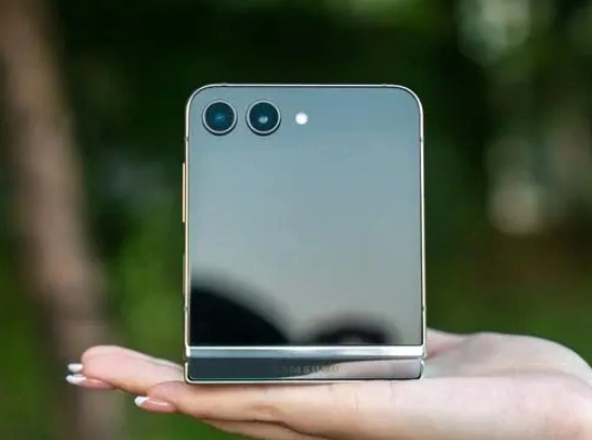 更时尚的Samsung三星Galaxy Z Flip5来了，你会买吗？