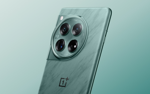 OnePlus 12闪亮登场：无线充电对决三星Galaxy S24，规格对比揭秘巅峰战局