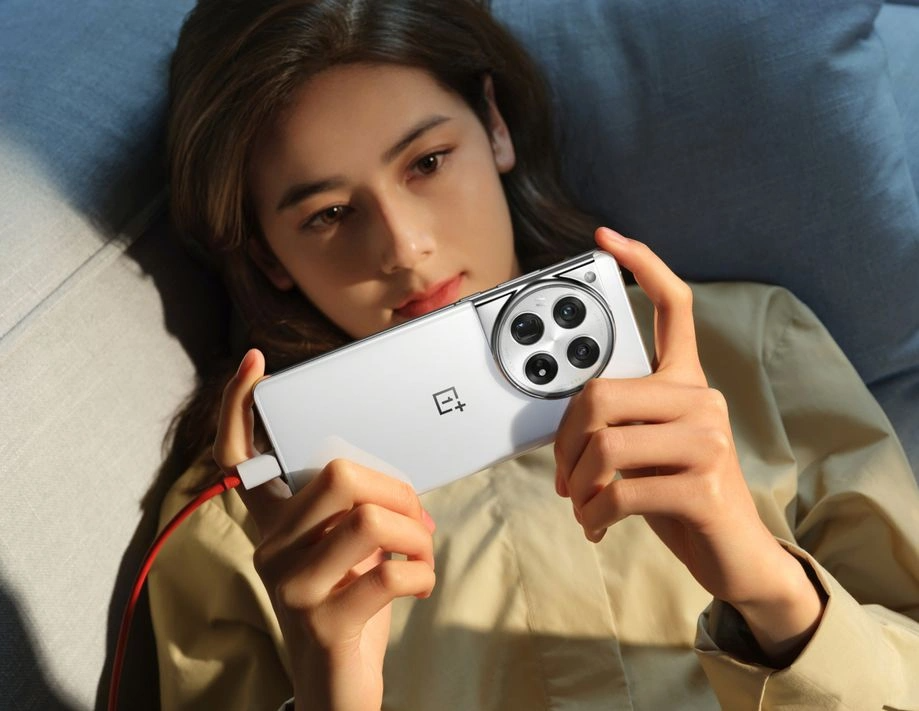 OnePlus 12闪亮登场：无线充电对决三星Galaxy S24，规格对比揭秘巅峰战局