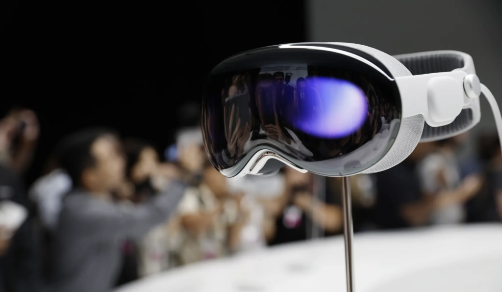 苹果Vision Pro头戴式显示器200,000预购售罄，VR技术引领新风潮