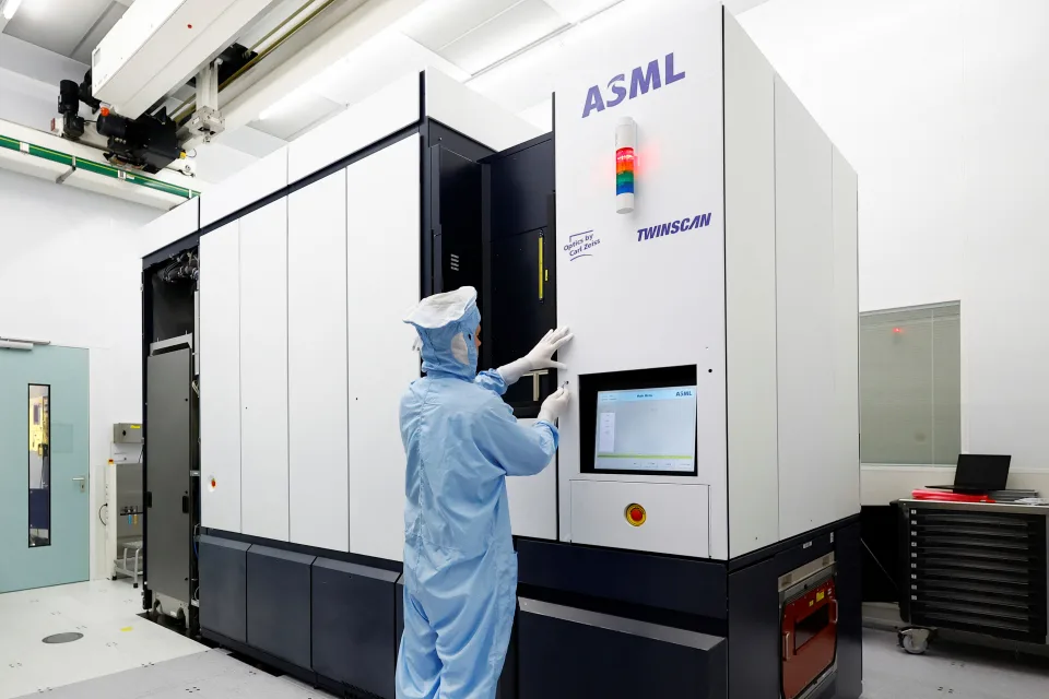 美国据称在禁令生效前数周停止向中国出口ASML芯片制造设备