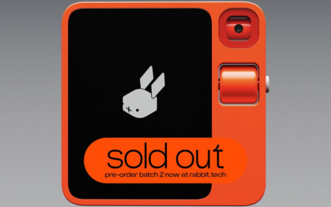 Rabbit R1口袋AI伴侣首日销售破万，再次开启预购