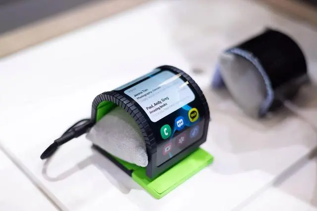 能弯能直的小手机？三星Samsung展示全新概念机：可以戴在手腕上