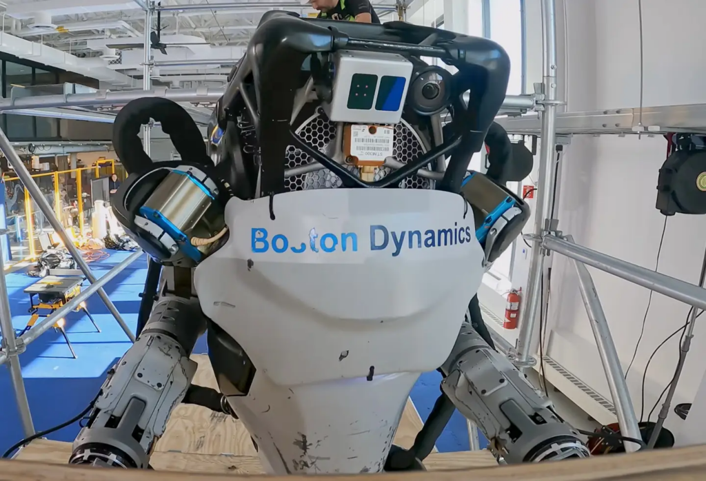 波士顿动力Atlas机器人更新，可灵活搬运汽车零件