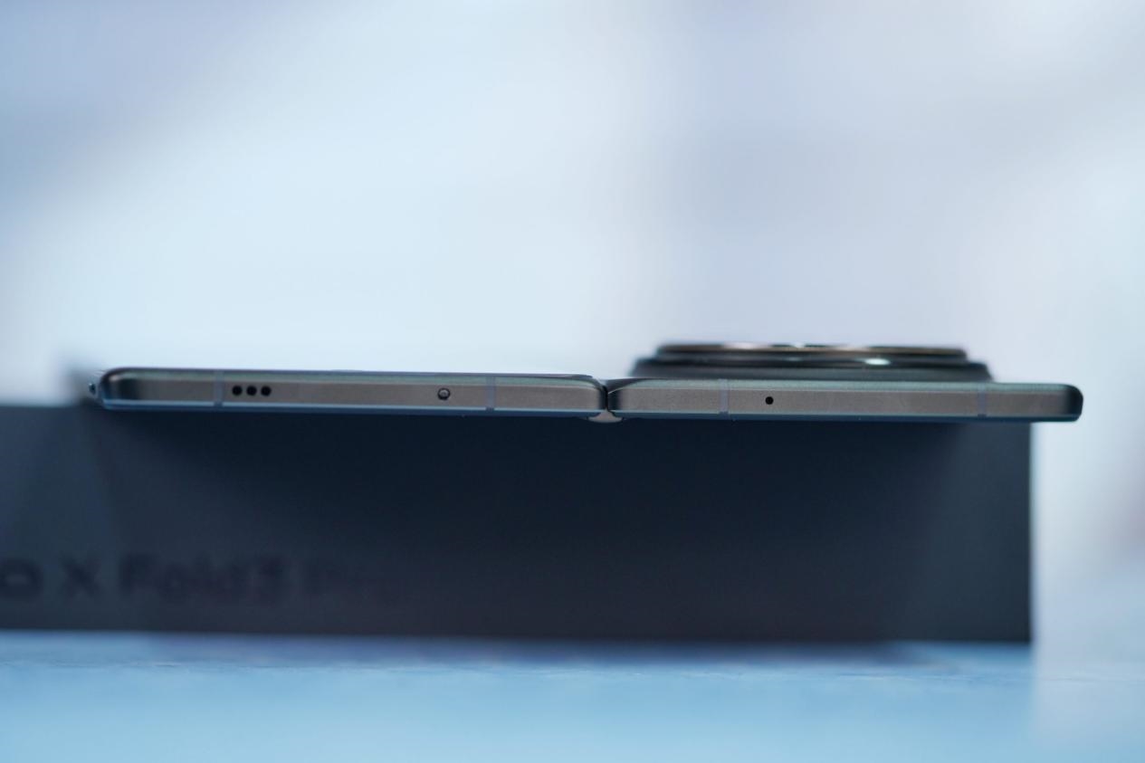 vivo X Fold 3 Pro折叠屏手机图赏：比iPhone 15 Pro Max还轻薄