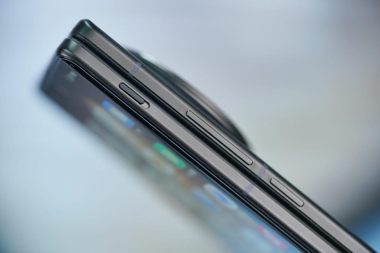 vivo X Fold 3 Pro折叠屏手机图赏：比iPhone 15 Pro Max还轻薄