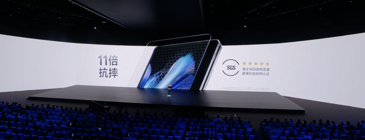 vivo X Fold3 系列手机采用“铠羽架构”，UTG 超韧玻璃 + 高强高模特种纤维