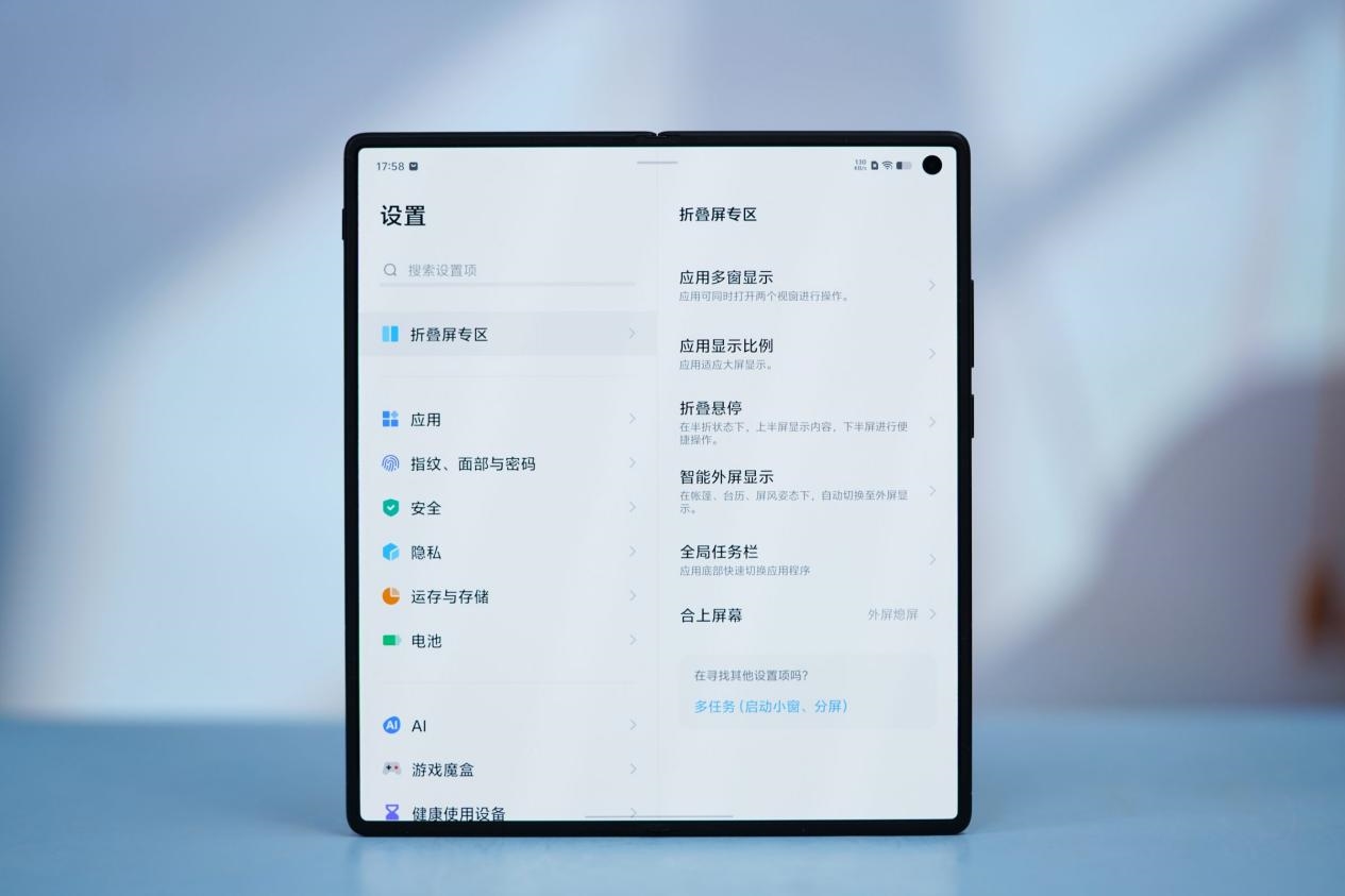 vivo X Fold 3 Pro折叠屏手机图赏：比iPhone 15 Pro Max还轻薄