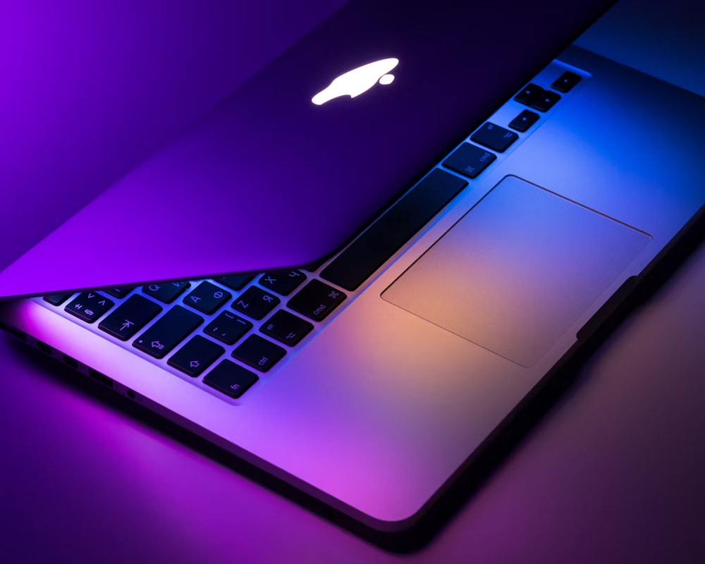 苹果正在研发技术，打造未来感十足的全玻璃 MacBook Pro