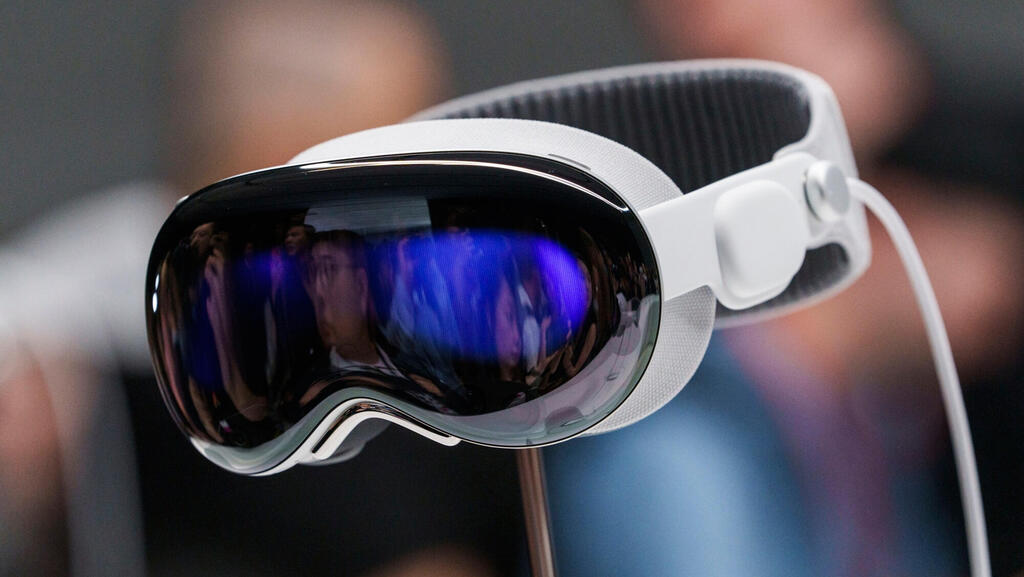 苹果 Vision Pro 头显新专利：内置视力矫正系统，佩戴者无需加装夹片