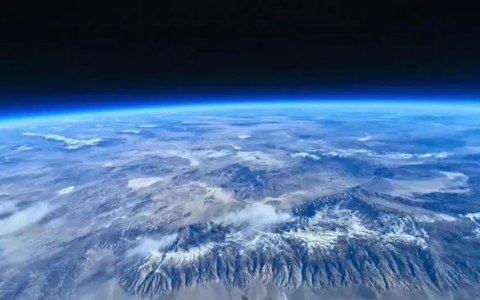 三星Galaxy S24 Ultra手机登上30000米高空，拍摄地球壮丽照片