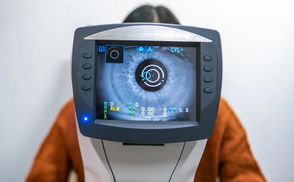 GPT-4眼科评估能力接近专家水平，但风险仍需警惕