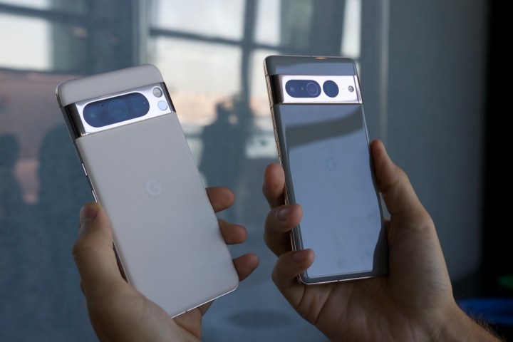 Google Pixel 8 Pro 和 Google Pixel 7 Pro 并排放置。