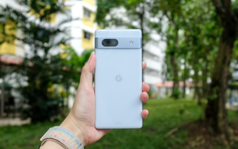 谷歌 Pixel 8a 手机真机照片曝光：配磨砂背面、收窄屏幕边框
