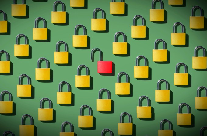 绿色背景上关闭的挂锁，除了一把红色的锁是打开的，象征着处理不当的数据泄露