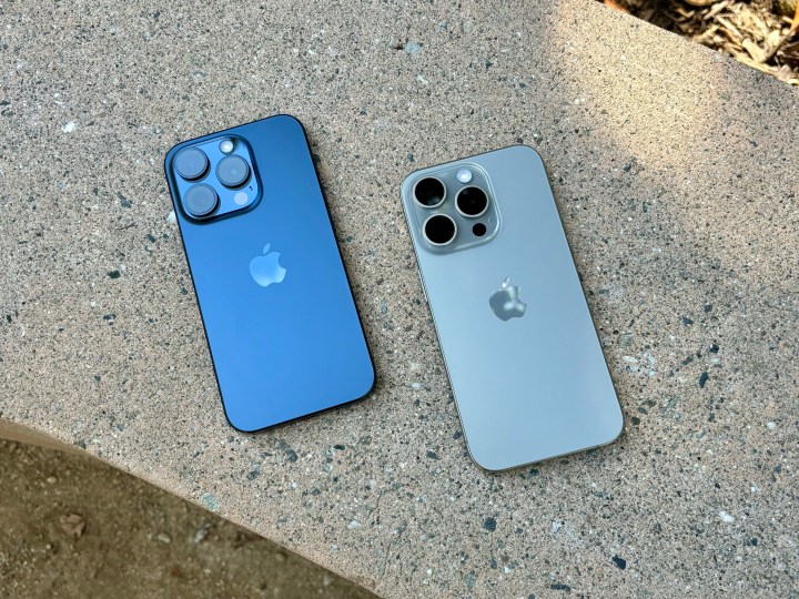 混凝土长凳上的蓝色钛金属（左）和天然钛金属 iPhone 15 Pro。