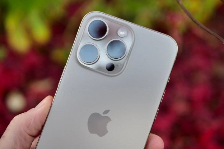 苹果 iPhone 15 Pro Max 的摄像头模块。