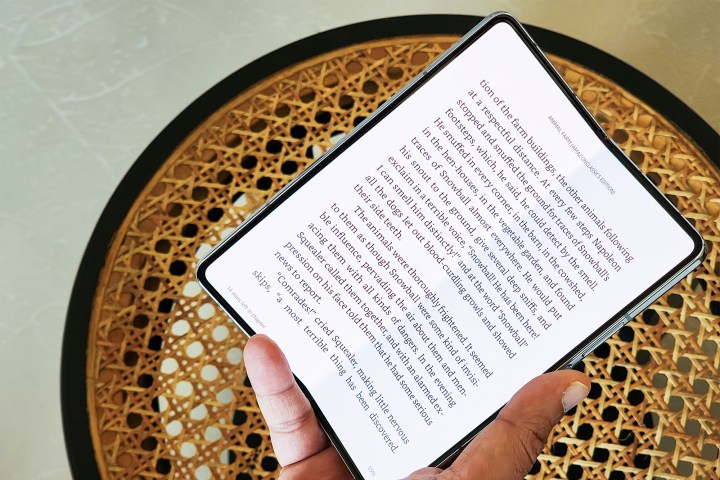 一只手握住 Galaxy Z Fold 5，通过 Kindle 应用程序阅读。