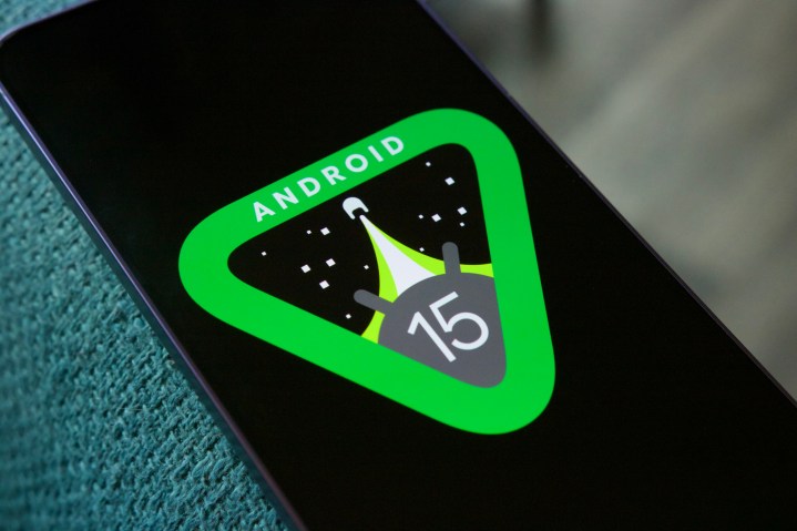 智能手机上的 Android 15 标志。