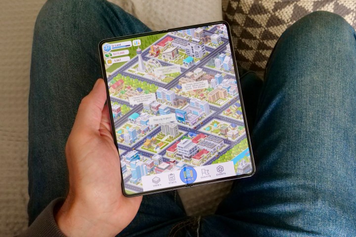 三星 Galaxy Z Fold 5 的打开屏幕上的 Pocket City 游戏。