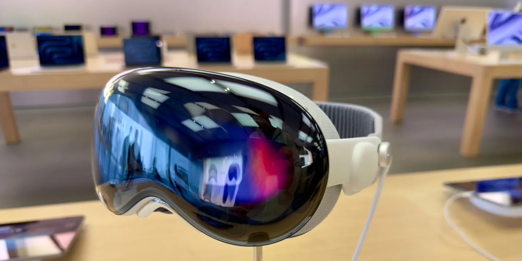 报告：更便宜的“Apple Vision”头戴设备可能需要连接 iPhone 或 Mac