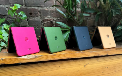 摩托罗拉 Razr Plus：大型摄像头和屏幕盖升级，Moto AI 和 Moto Tag