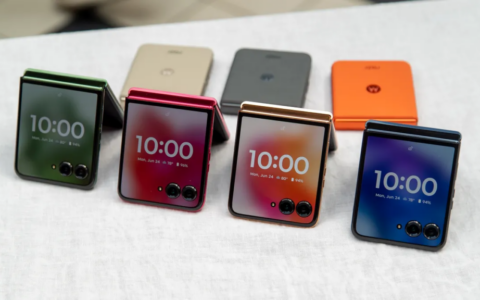 摩托罗拉 Razr Plus 2024 上手体验：活动空间非常大