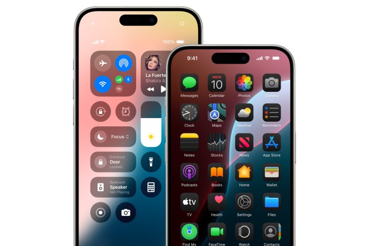 两部运行 iOS 18 的 iPhone。