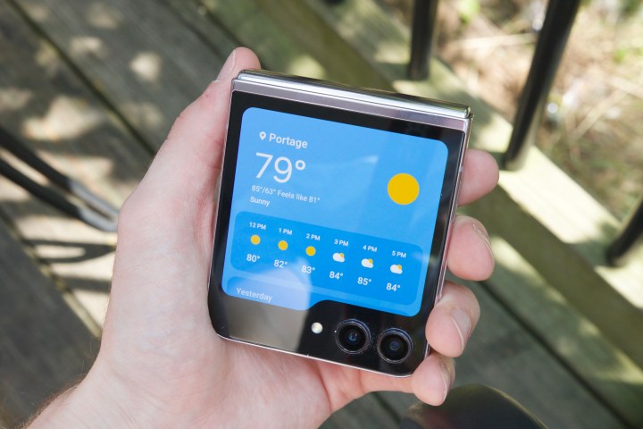三星 Galaxy Z Flip 5 封面屏幕上的天气小部件。