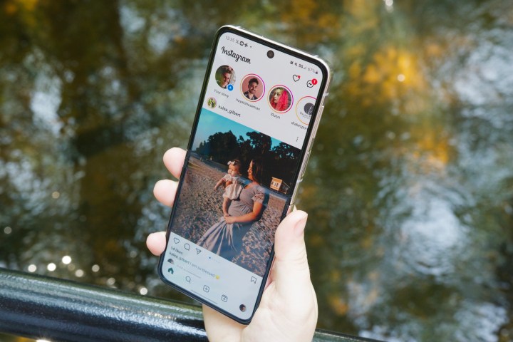 Instagram 应用程序在三星 Galaxy Z Flip 5 上运行。