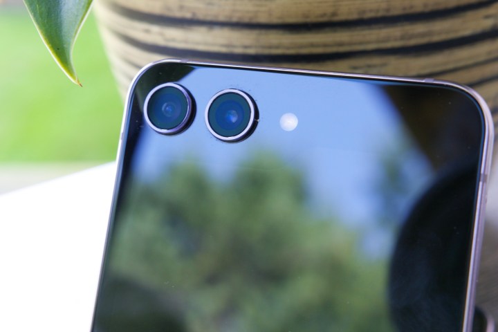 三星 Galaxy Z Flip 5 上的摄像头特写视图。