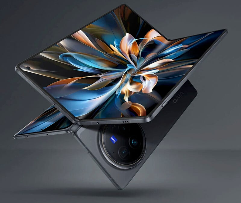 一款创新的可折叠智能手机部分打开，屏幕上呈现出复杂多彩的图案。该设备设计时尚，背面有一个大型圆形摄像头模块。品牌名称“Vivo”清晰可见。