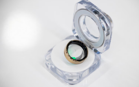 三星推出首款具有生物识别健康监测功能的智能戒指，与 Oura Ring 相比如何