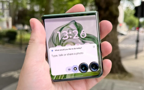 摩托罗拉 Razr Plus 2024：实现 Rabbit R1 目标的设备