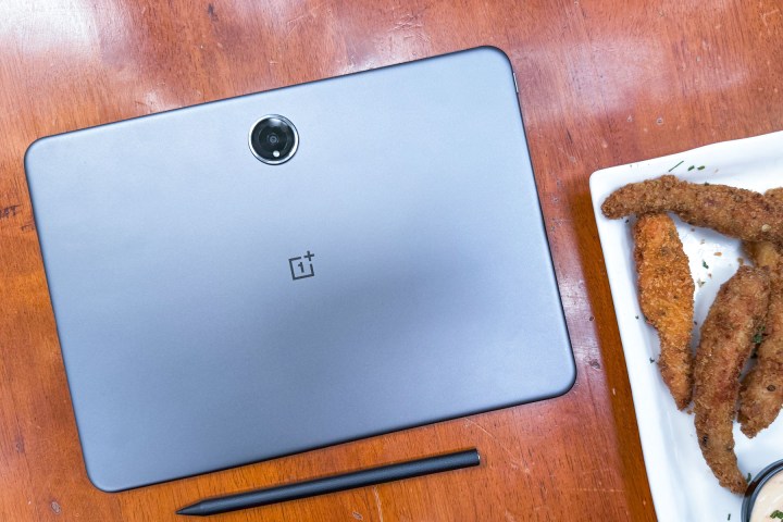 OnePlus Pad 2 的背面和手写笔。