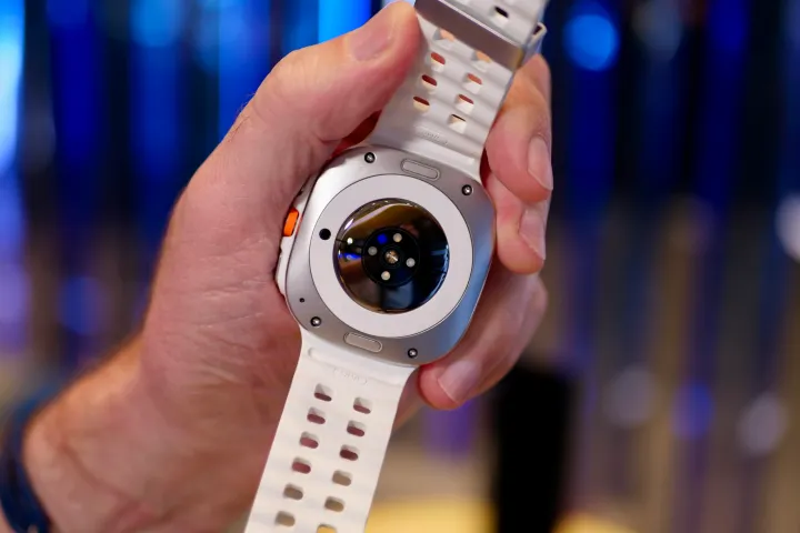 三星 Galaxy Watch Ultra 与 Galaxy Watch 7 对比：差异与选择指南