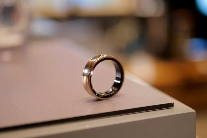 Samsung Galaxy Ring vs. Oura Ring：哪款智能戒指更适合你？