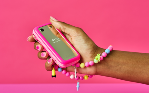 Barbie 联名翻盖手机发布：粉色魅力，重温复古风潮