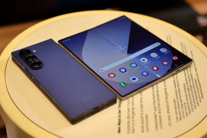 荣耀Magic V3与Galaxy Z Fold 6对比：荣耀是否超越三星？