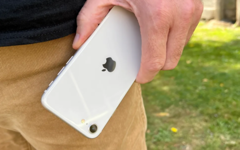 新款 iPhone SE 或将引领显示技术变革：2025 年 OLED 显示屏、可能的 Face ID 和 USB-C 接口